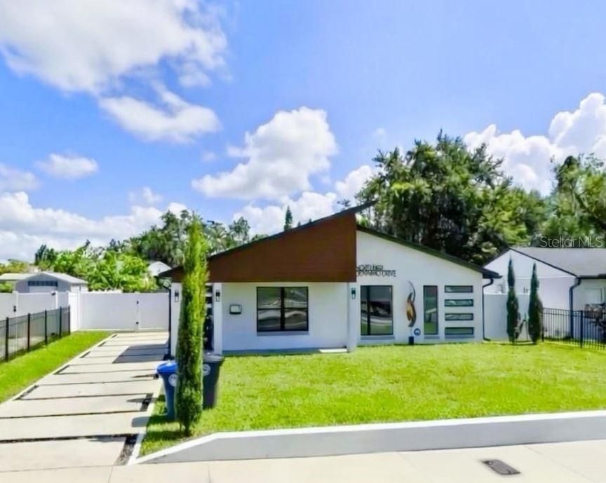 For Sale: $749,900 (3 beds, 2 baths, 1290 Square Feet)