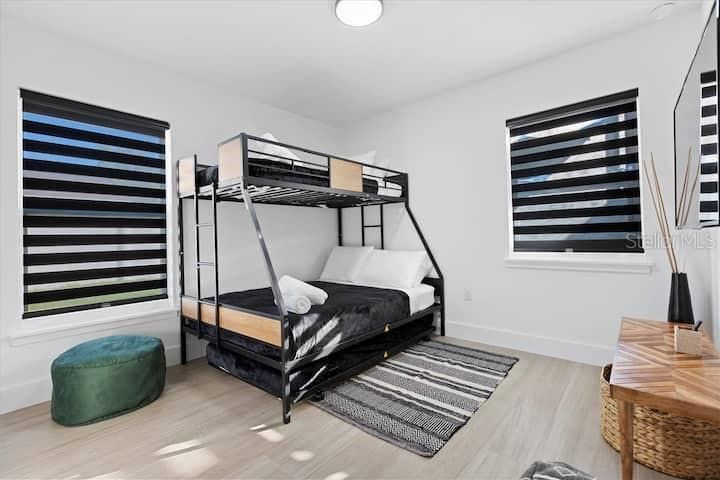 For Sale: $749,900 (3 beds, 2 baths, 1290 Square Feet)