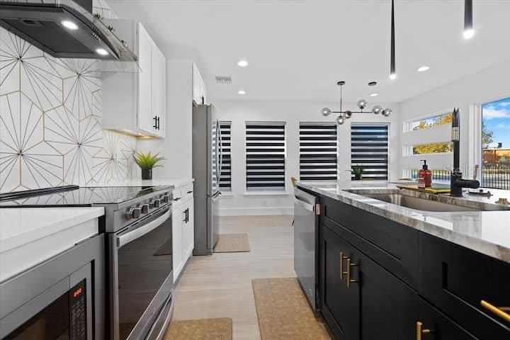 For Sale: $749,900 (3 beds, 2 baths, 1290 Square Feet)