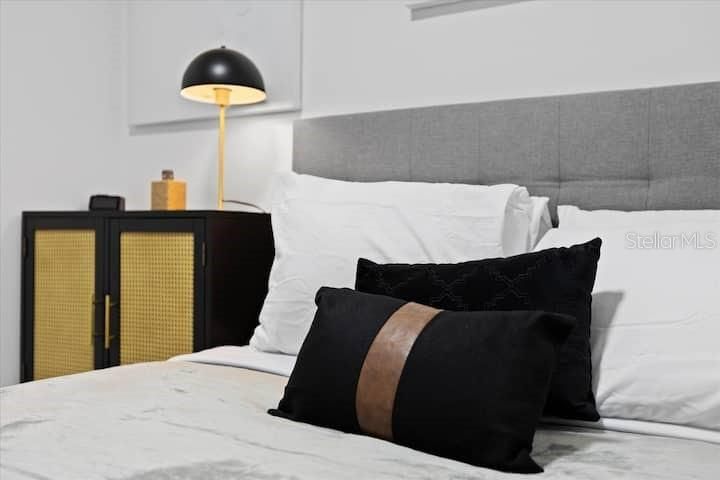 For Sale: $749,900 (3 beds, 2 baths, 1290 Square Feet)