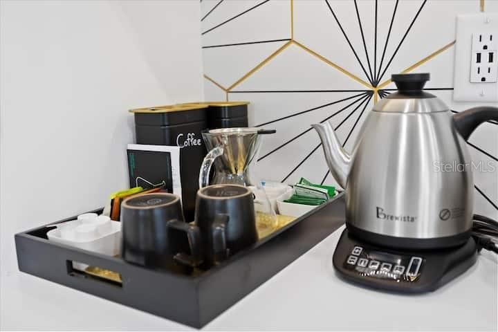 For Sale: $749,900 (3 beds, 2 baths, 1290 Square Feet)