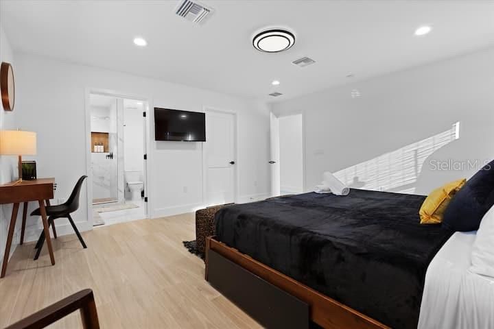 For Sale: $749,900 (3 beds, 2 baths, 1290 Square Feet)