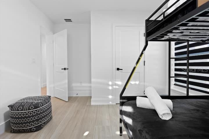 For Sale: $749,900 (3 beds, 2 baths, 1290 Square Feet)