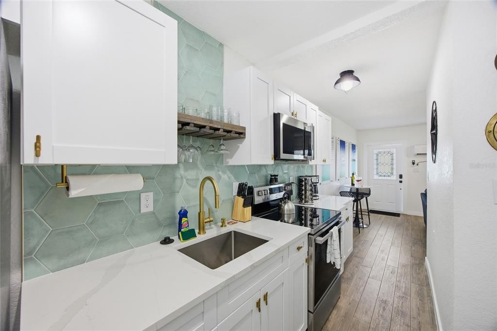 For Sale: $300,000 (1 beds, 1 baths, 411 Square Feet)