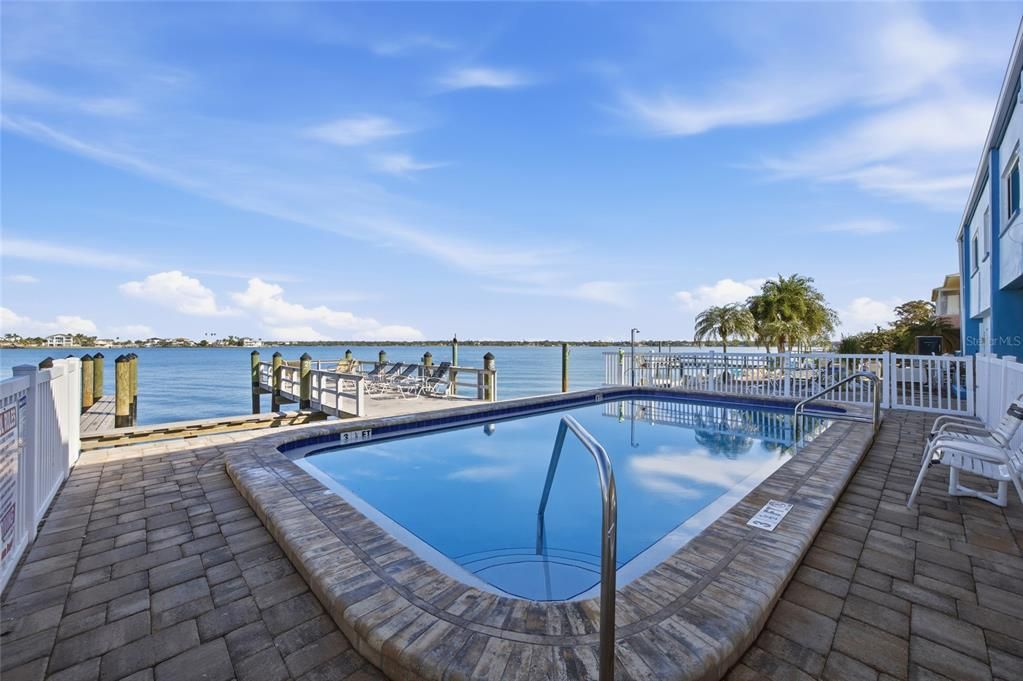 For Sale: $300,000 (1 beds, 1 baths, 411 Square Feet)