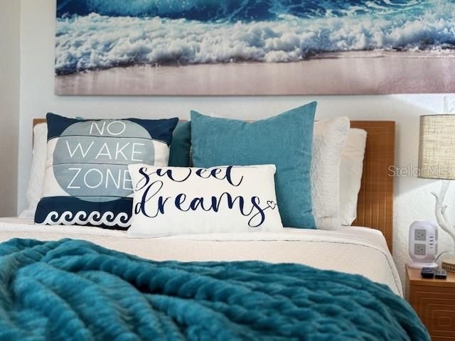 For Sale: $300,000 (1 beds, 1 baths, 411 Square Feet)