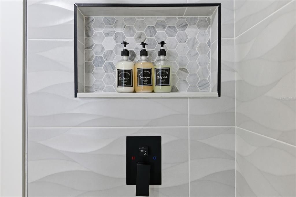 For Sale: $300,000 (1 beds, 1 baths, 411 Square Feet)