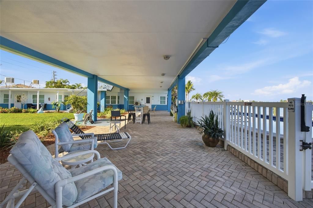 For Sale: $300,000 (1 beds, 1 baths, 411 Square Feet)