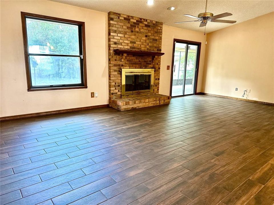 For Sale: $305,850 (3 beds, 2 baths, 1563 Square Feet)