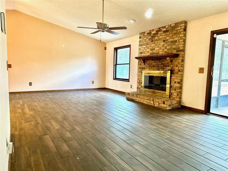 For Sale: $305,850 (3 beds, 2 baths, 1563 Square Feet)