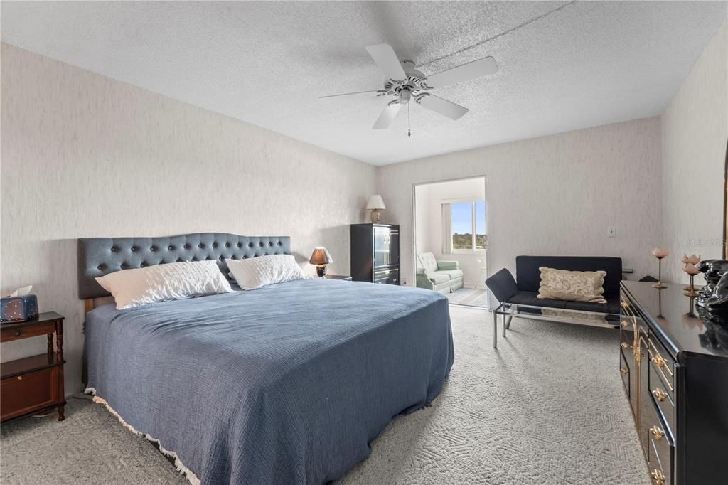 待售: $290,000 (1 贝兹, 2 浴室, 1050 平方英尺)