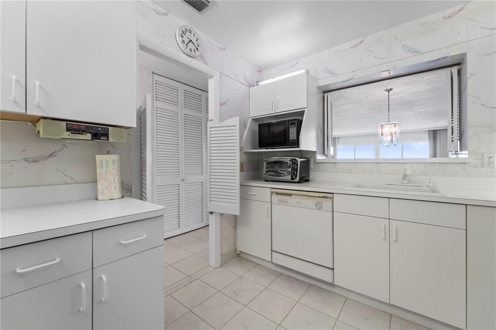 待售: $290,000 (1 贝兹, 2 浴室, 1050 平方英尺)