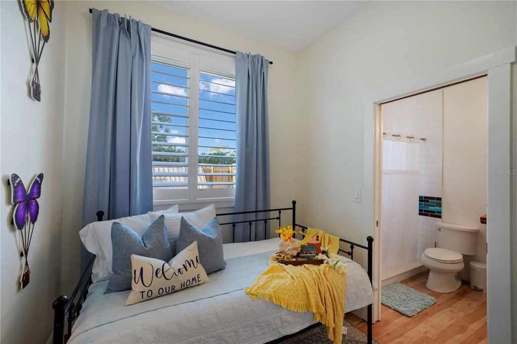 For Sale: $2,400,000 (5 beds, 3 baths, 2640 Square Feet)