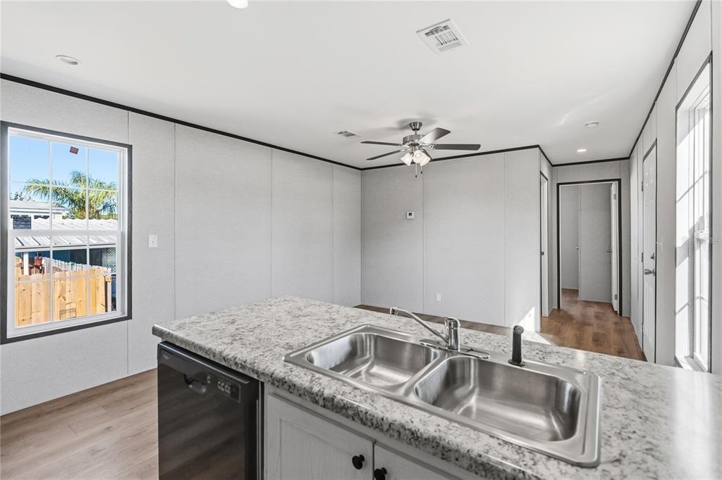 For Sale: $225,000 (2 beds, 2 baths, 750 Square Feet)