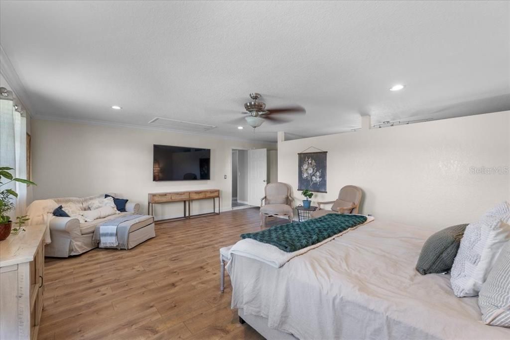 For Sale: $385,000 (4 beds, 2 baths, 1864 Square Feet)