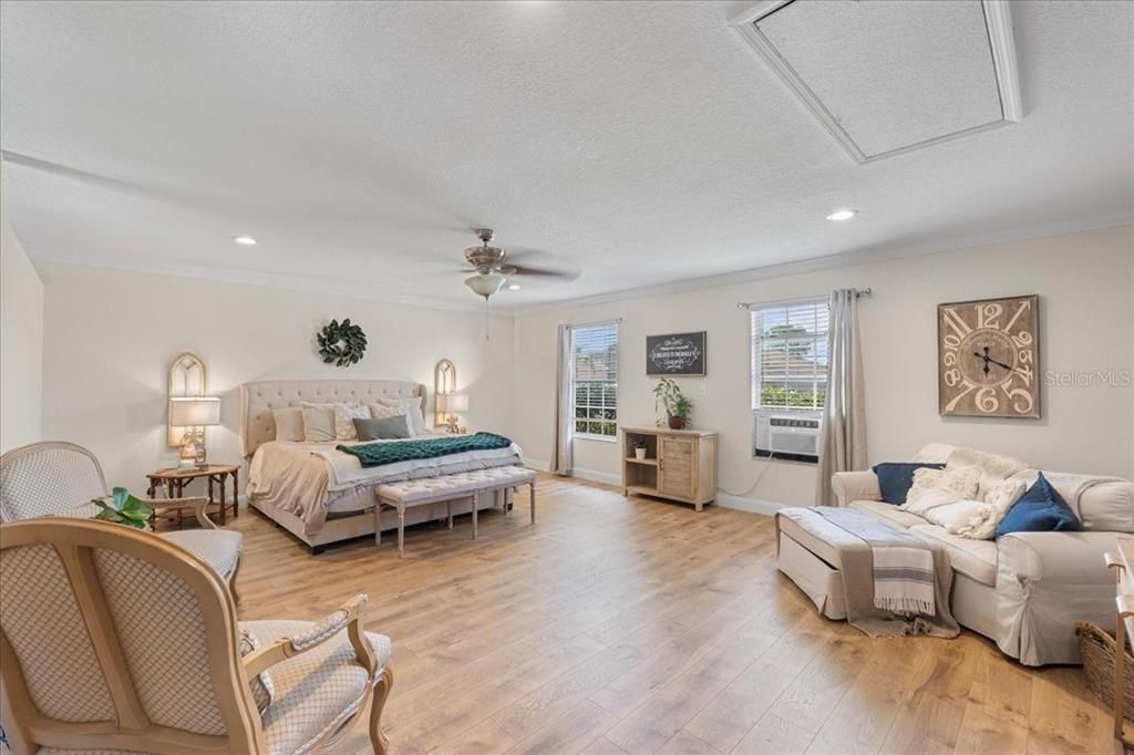 For Sale: $385,000 (4 beds, 2 baths, 1864 Square Feet)