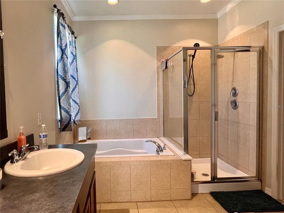 For Rent: $2,400 (4 beds, 2 baths, 1859 Square Feet)