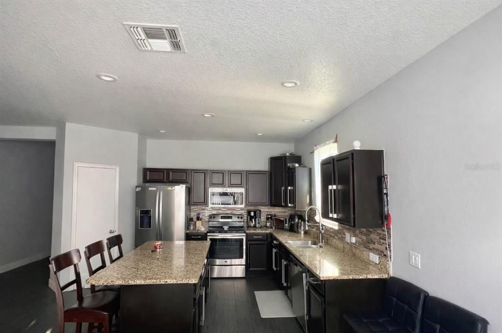 For Rent: $2,400 (4 beds, 2 baths, 1859 Square Feet)