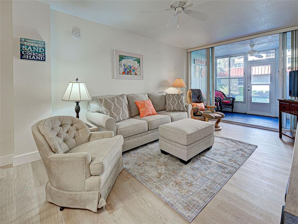 En Venta: $289,000 (2 camas, 2 baños, 900 Pies cuadrados)