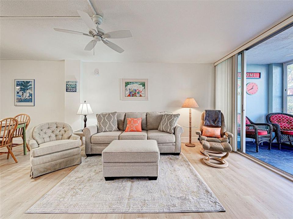 En Venta: $289,000 (2 camas, 2 baños, 900 Pies cuadrados)