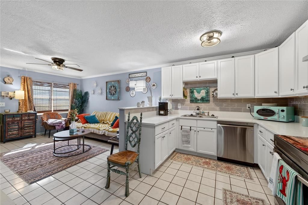 For Sale: $249,000 (2 beds, 1 baths, 800 Square Feet)