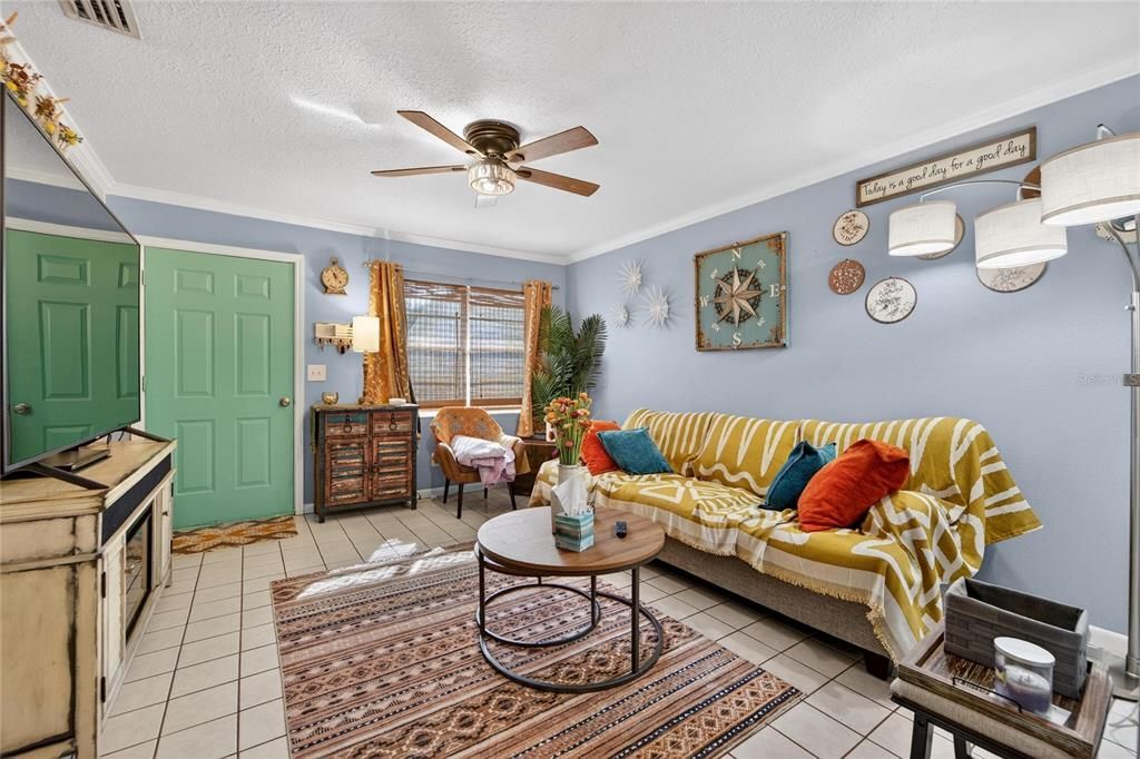 For Sale: $249,000 (2 beds, 1 baths, 800 Square Feet)