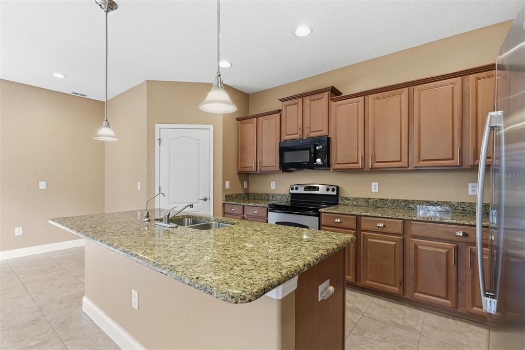 En Venta: $455,000 (4 camas, 3 baños, 2025 Pies cuadrados)