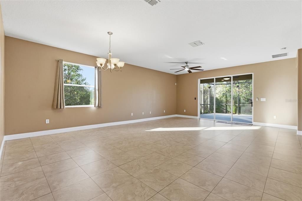 En Venta: $455,000 (4 camas, 3 baños, 2025 Pies cuadrados)