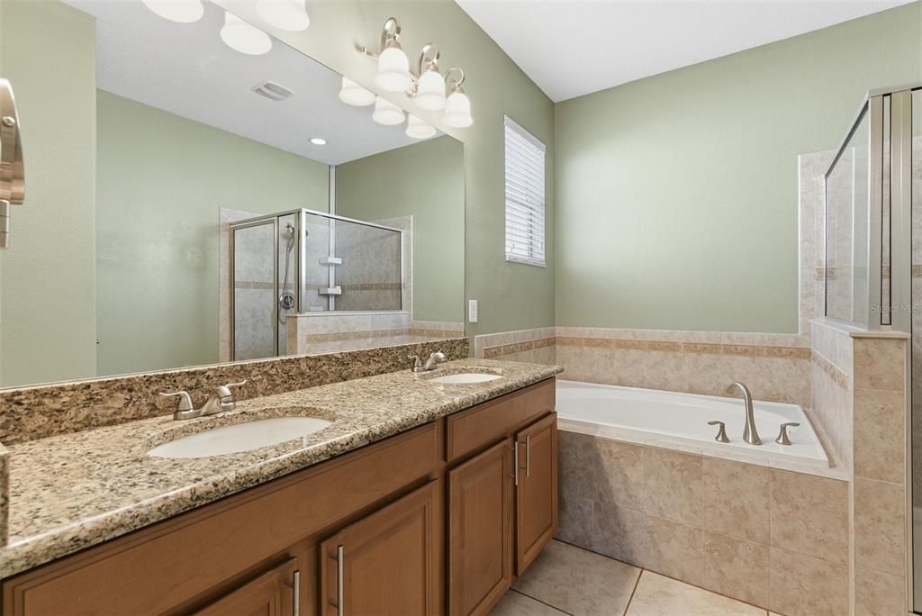 En Venta: $455,000 (4 camas, 3 baños, 2025 Pies cuadrados)