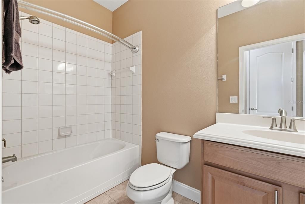 En Venta: $455,000 (4 camas, 3 baños, 2025 Pies cuadrados)