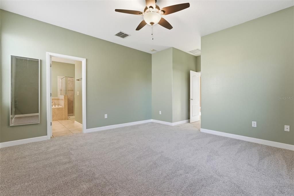 En Venta: $455,000 (4 camas, 3 baños, 2025 Pies cuadrados)