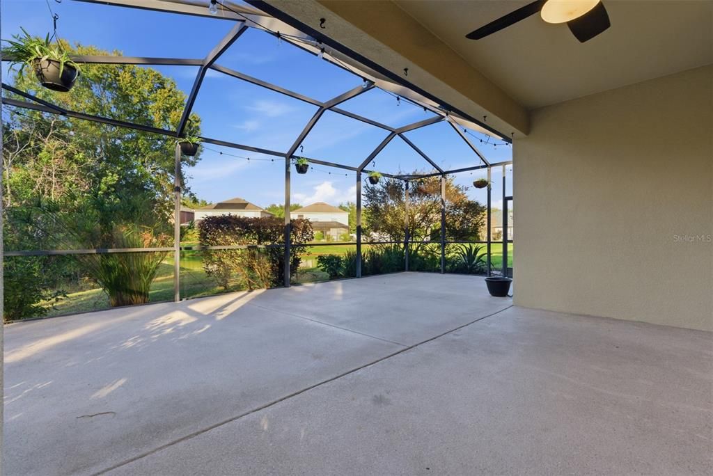 En Venta: $455,000 (4 camas, 3 baños, 2025 Pies cuadrados)