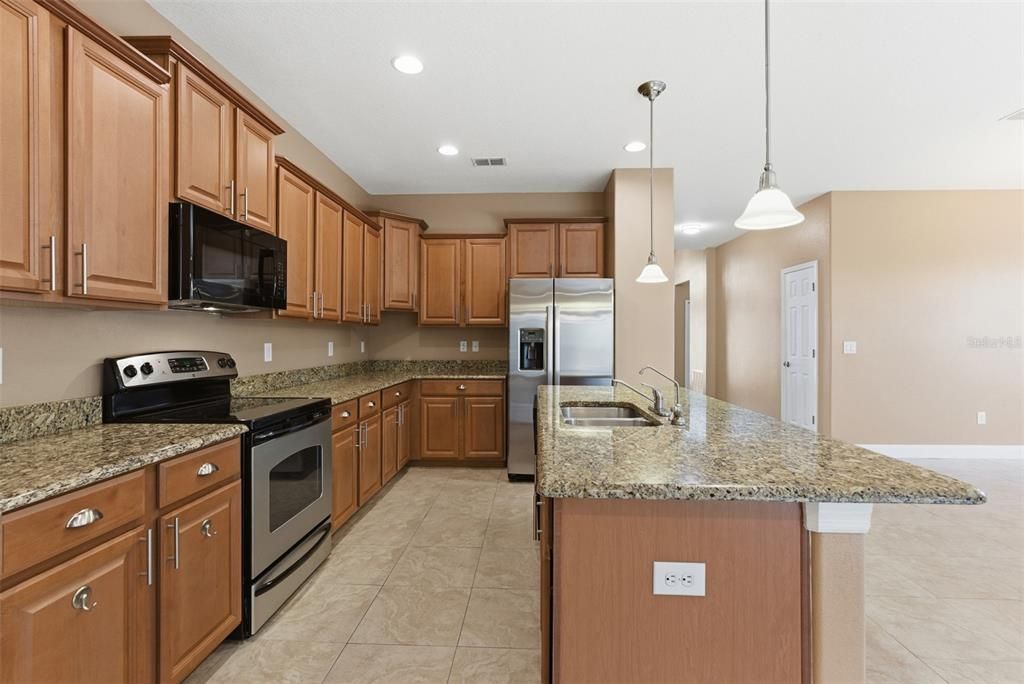 En Venta: $455,000 (4 camas, 3 baños, 2025 Pies cuadrados)