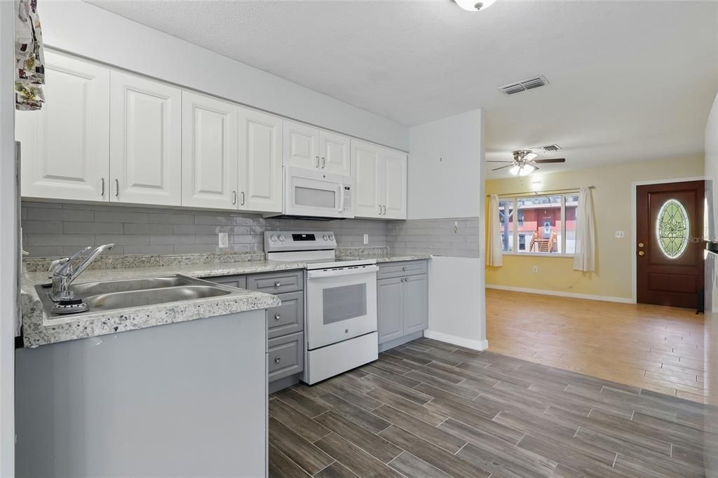 待售: $198,000 (2 贝兹, 2 浴室, 920 平方英尺)