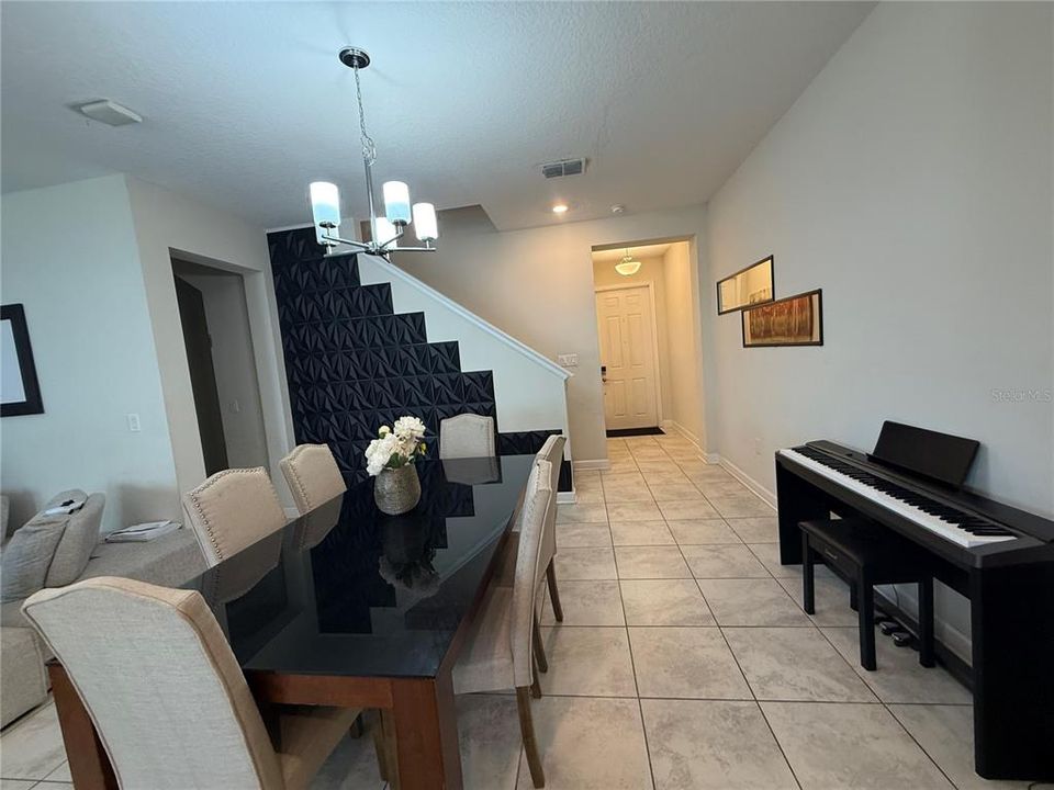 For Rent: $2,400 (3 beds, 2 baths, 1859 Square Feet)