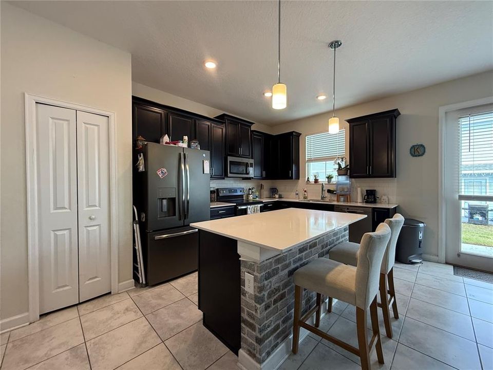 For Rent: $2,400 (3 beds, 2 baths, 1859 Square Feet)