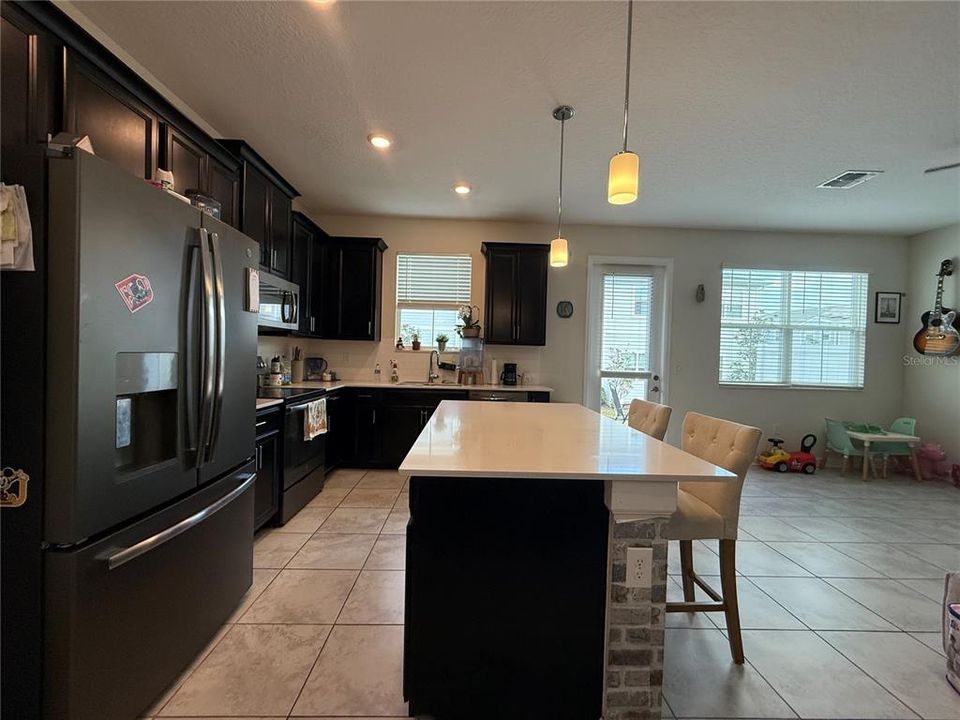 For Rent: $2,400 (3 beds, 2 baths, 1859 Square Feet)