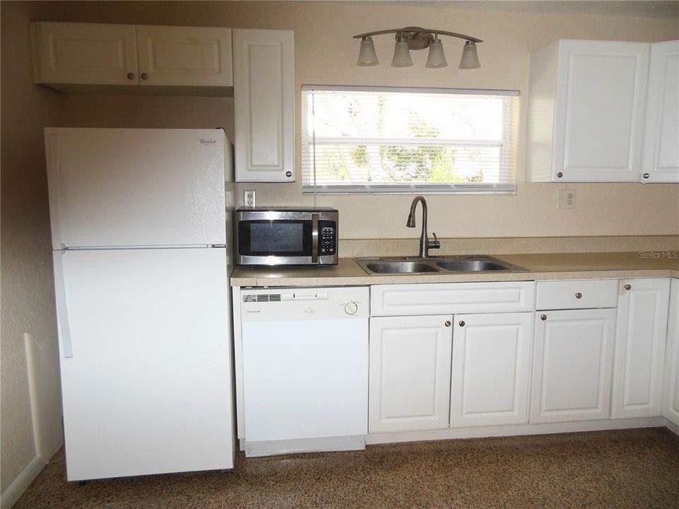 出租: $1,300 (2 贝兹, 1 浴室, 775 平方英尺)