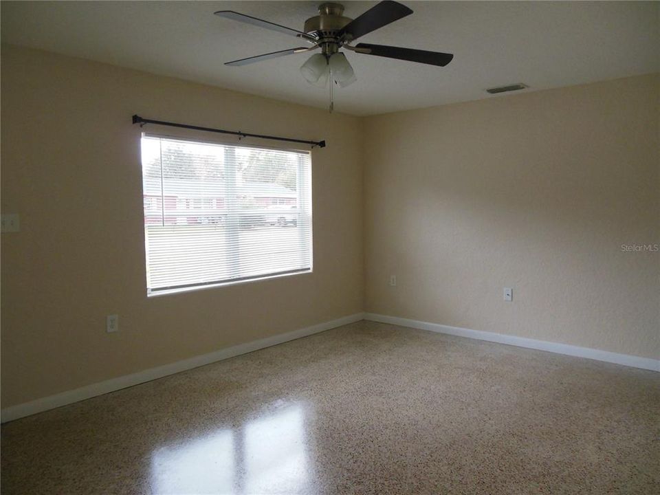 出租: $1,300 (2 贝兹, 1 浴室, 775 平方英尺)