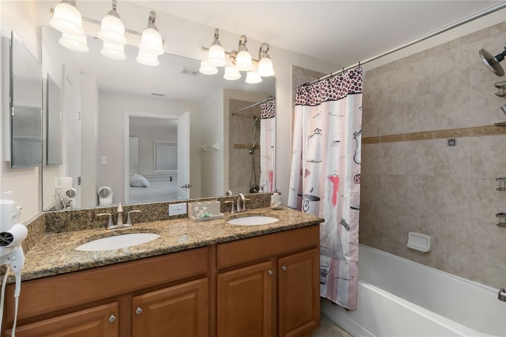 En Venta: $359,000 (4 camas, 3 baños, 2178 Pies cuadrados)