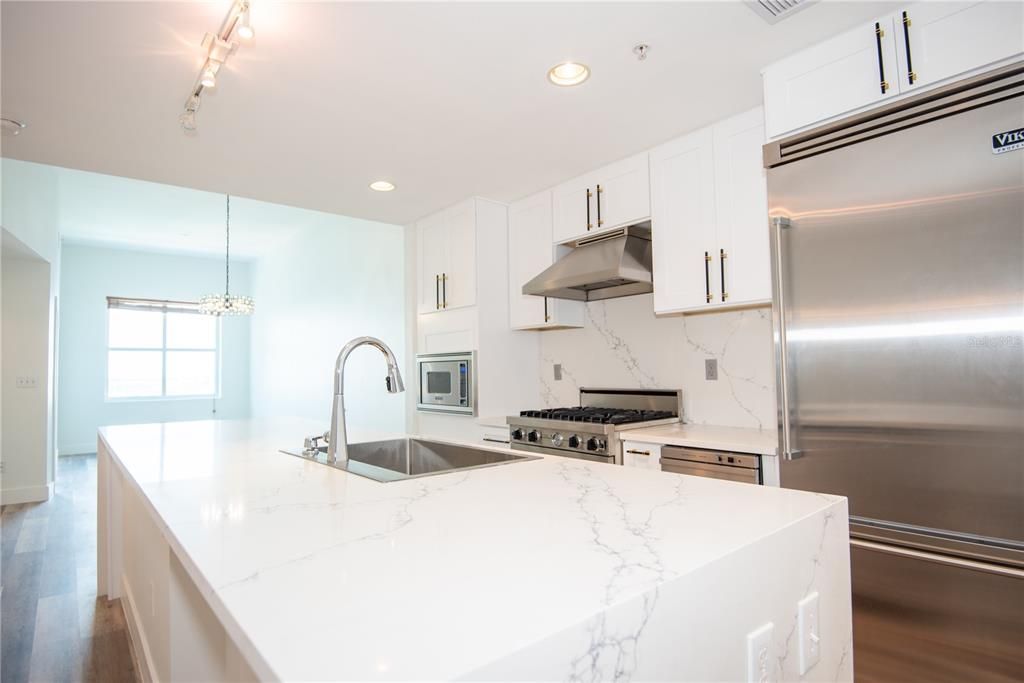 For Rent: $2,300 (1 beds, 1 baths, 840 Square Feet)