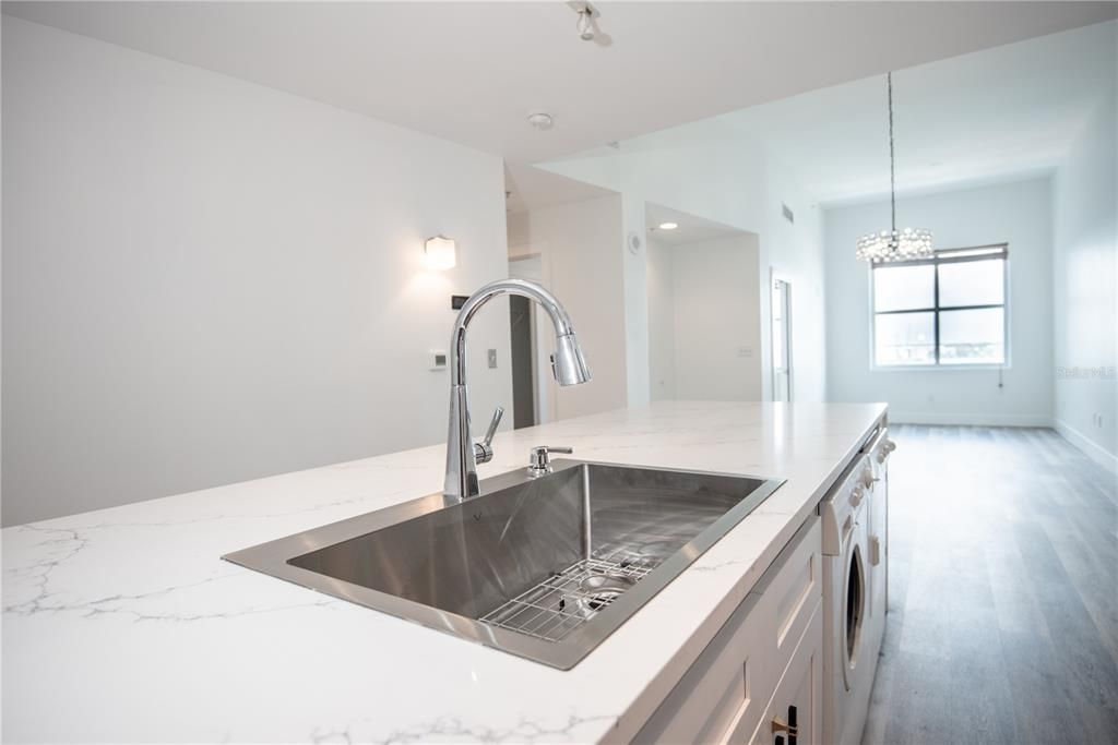 For Rent: $2,300 (1 beds, 1 baths, 840 Square Feet)