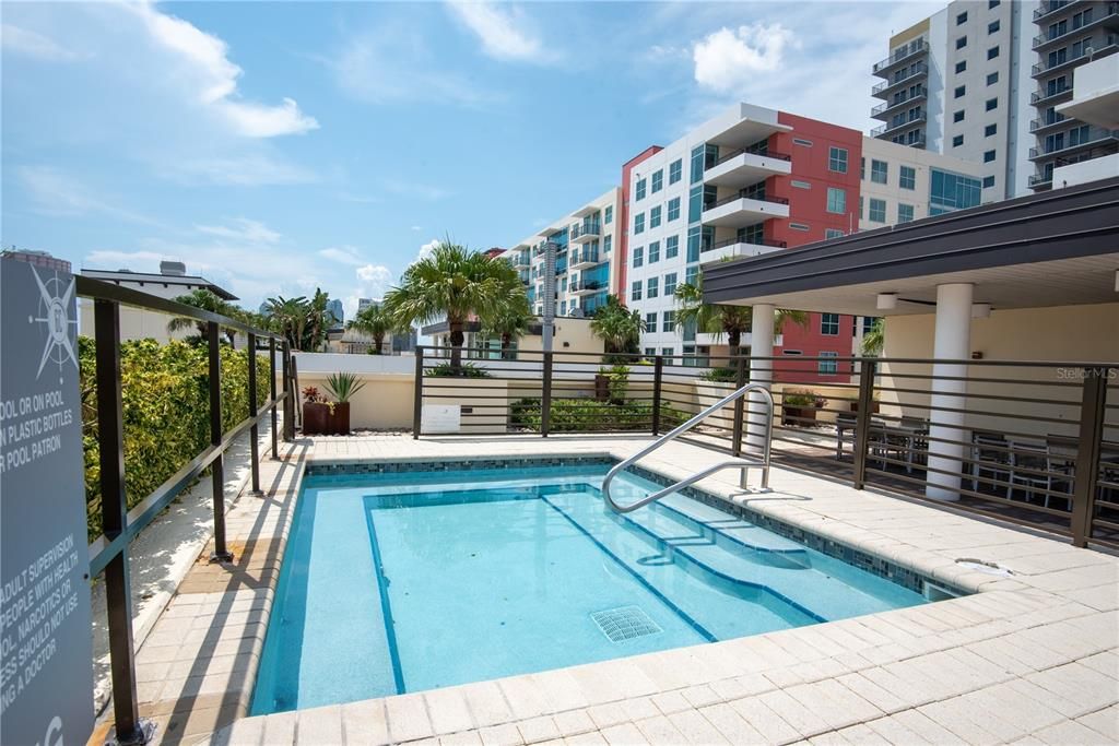 For Rent: $2,300 (1 beds, 1 baths, 840 Square Feet)