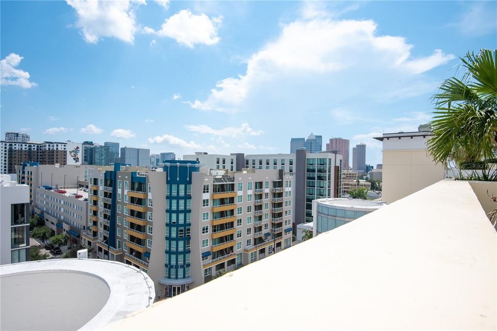 For Rent: $2,300 (1 beds, 1 baths, 840 Square Feet)