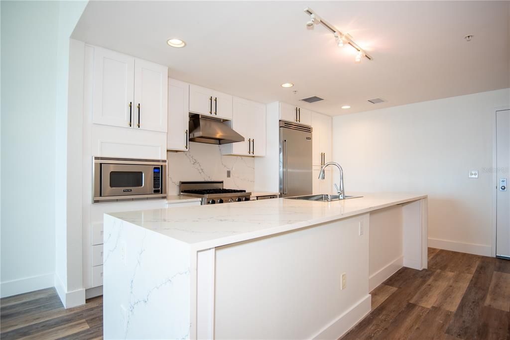 For Rent: $2,300 (1 beds, 1 baths, 840 Square Feet)