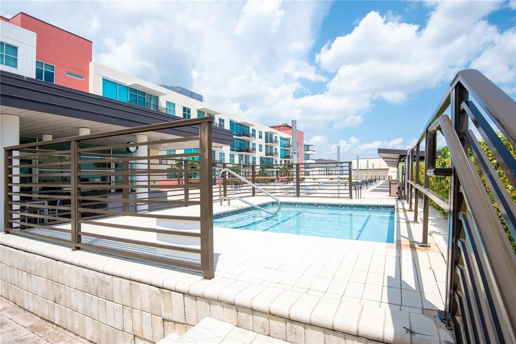 For Rent: $2,300 (1 beds, 1 baths, 840 Square Feet)