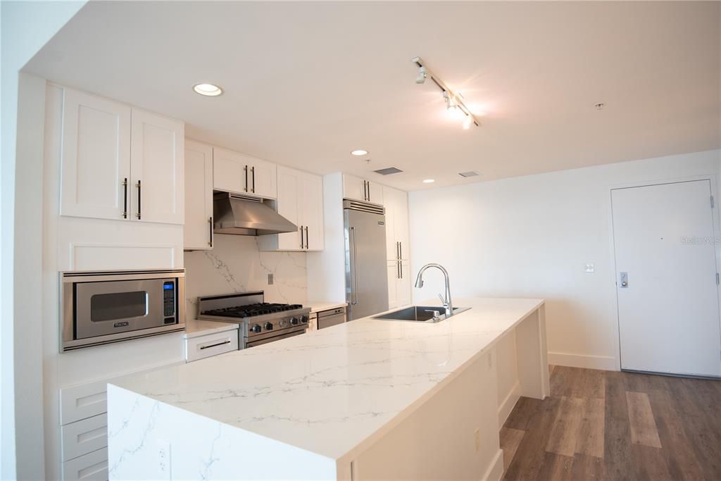 For Rent: $2,300 (1 beds, 1 baths, 840 Square Feet)