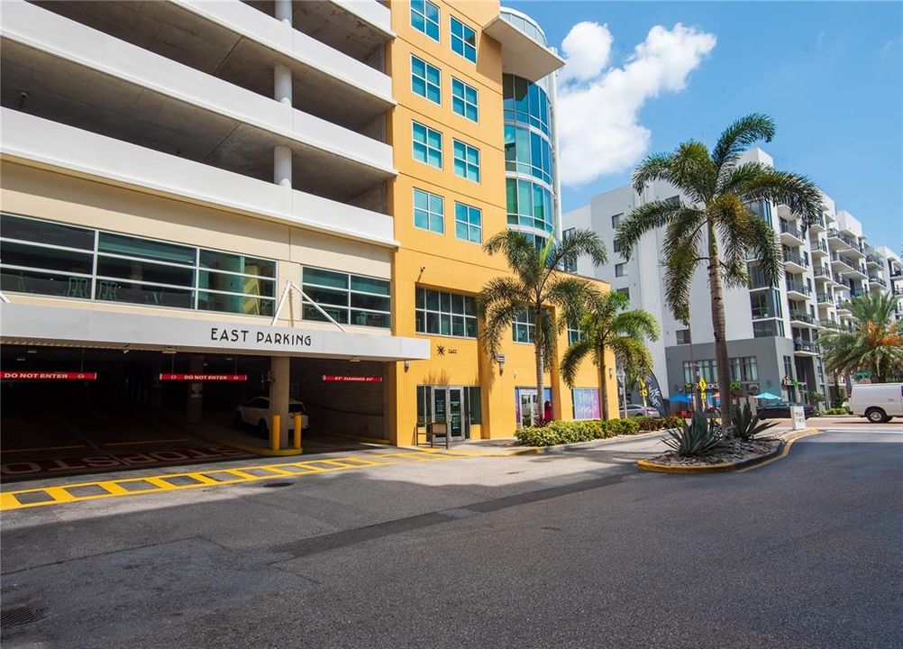 For Rent: $2,300 (1 beds, 1 baths, 840 Square Feet)