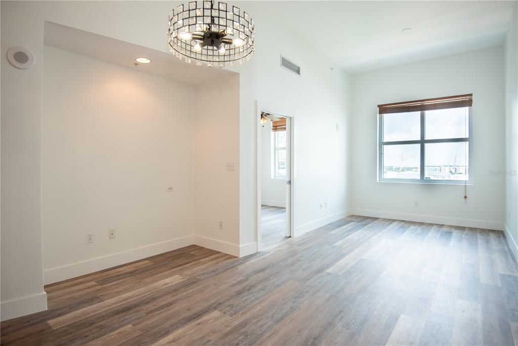 For Rent: $2,300 (1 beds, 1 baths, 840 Square Feet)