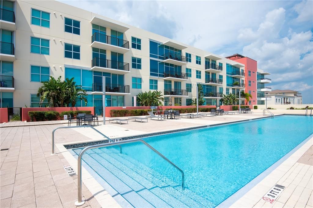 For Rent: $2,300 (1 beds, 1 baths, 840 Square Feet)